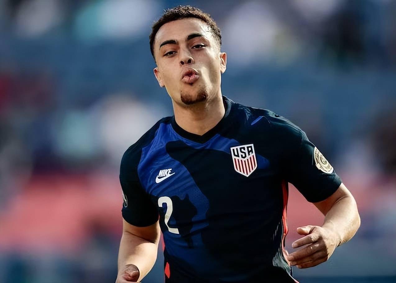 南宫娱乐- 风云突变!帕纳辛奈科斯集结日官宣签约,荷甲版图或重绘,态度坚定,官宣口径保持一致