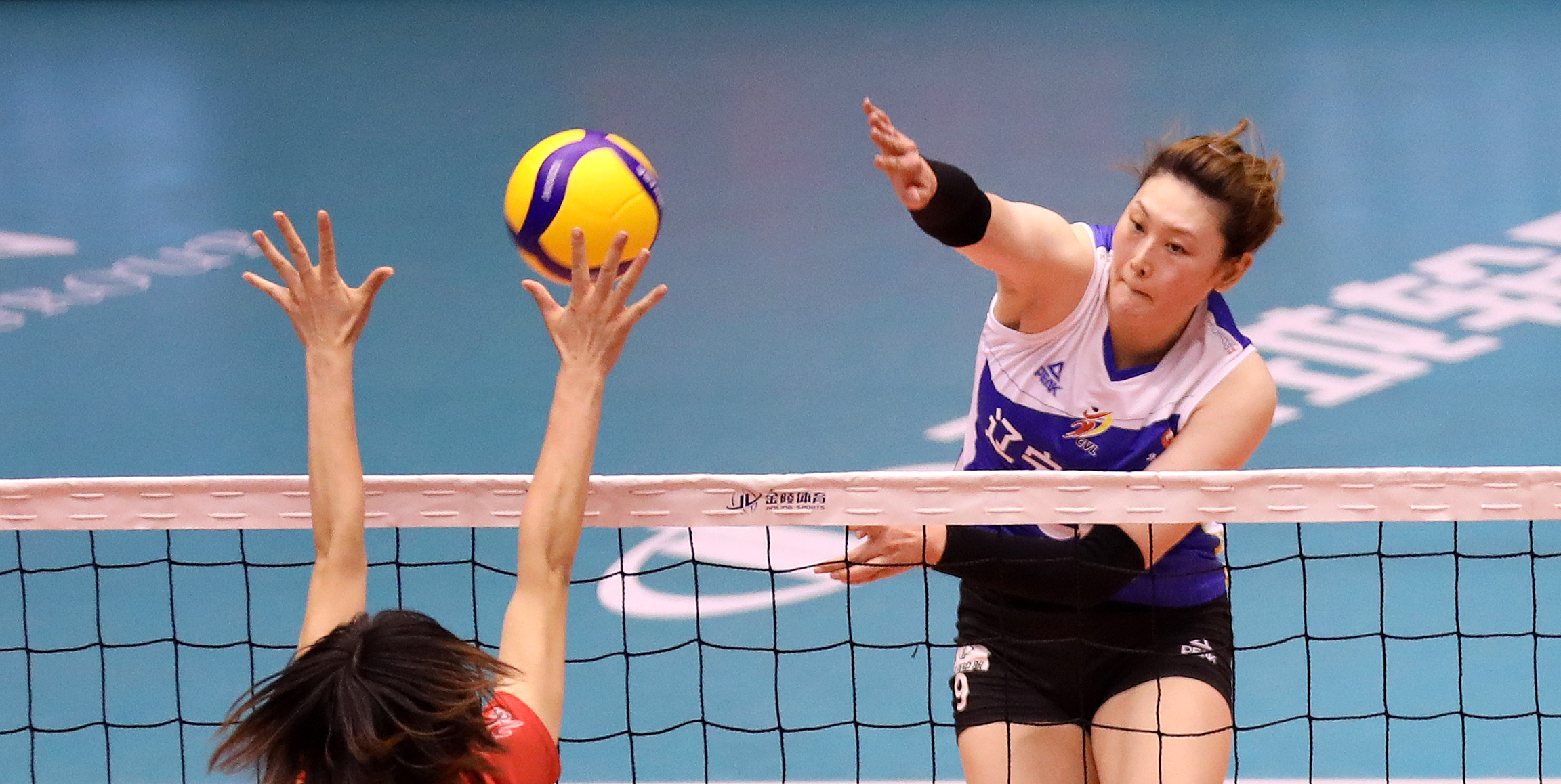 南宫28-排球夜战:滇池灰熊队强势反弹漠南貔貅队,主帅临场妙招快速转换撕裂防线(漠南传奇实景马术演出简介)