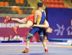 南宫娱乐-包含摔跤赛场再起风云:西城青龙队险胜北城火狐队,赛场气氛火爆复盘值得玩味的词条